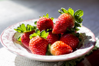 Close-up of fresh strawberries in plate on table
