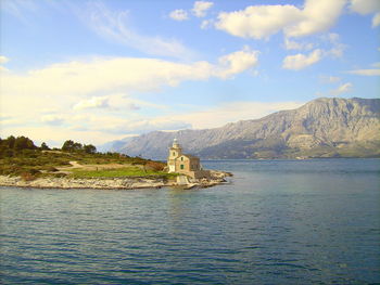 Sucuraj lighthouse by adriatic sea against sky