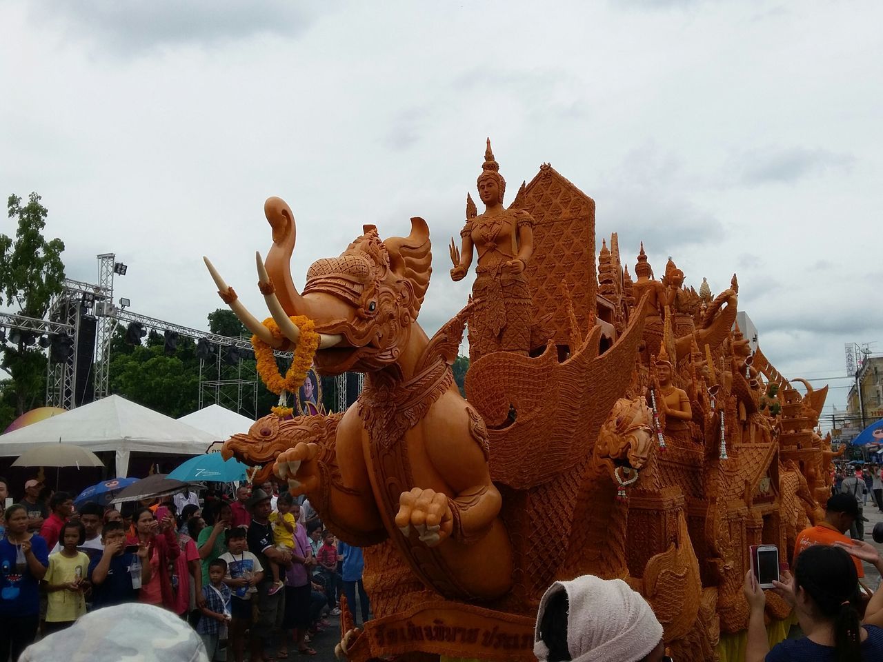 statue, sculpture, art and craft, sky, art, human representation, large group of people, creativity, animal representation, building exterior, men, architecture, built structure, cloud - sky, person, lifestyles, cultures, travel destinations