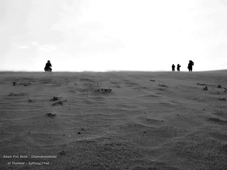 sand, beach, copy space, tranquil scene, men, tranquility, clear sky, leisure activity, scenics, walking, sky, lifestyles, silhouette, landscape, nature, beauty in nature, vacations, desert