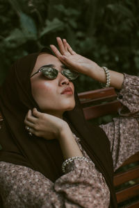 Young woman wearing sunglasses at park