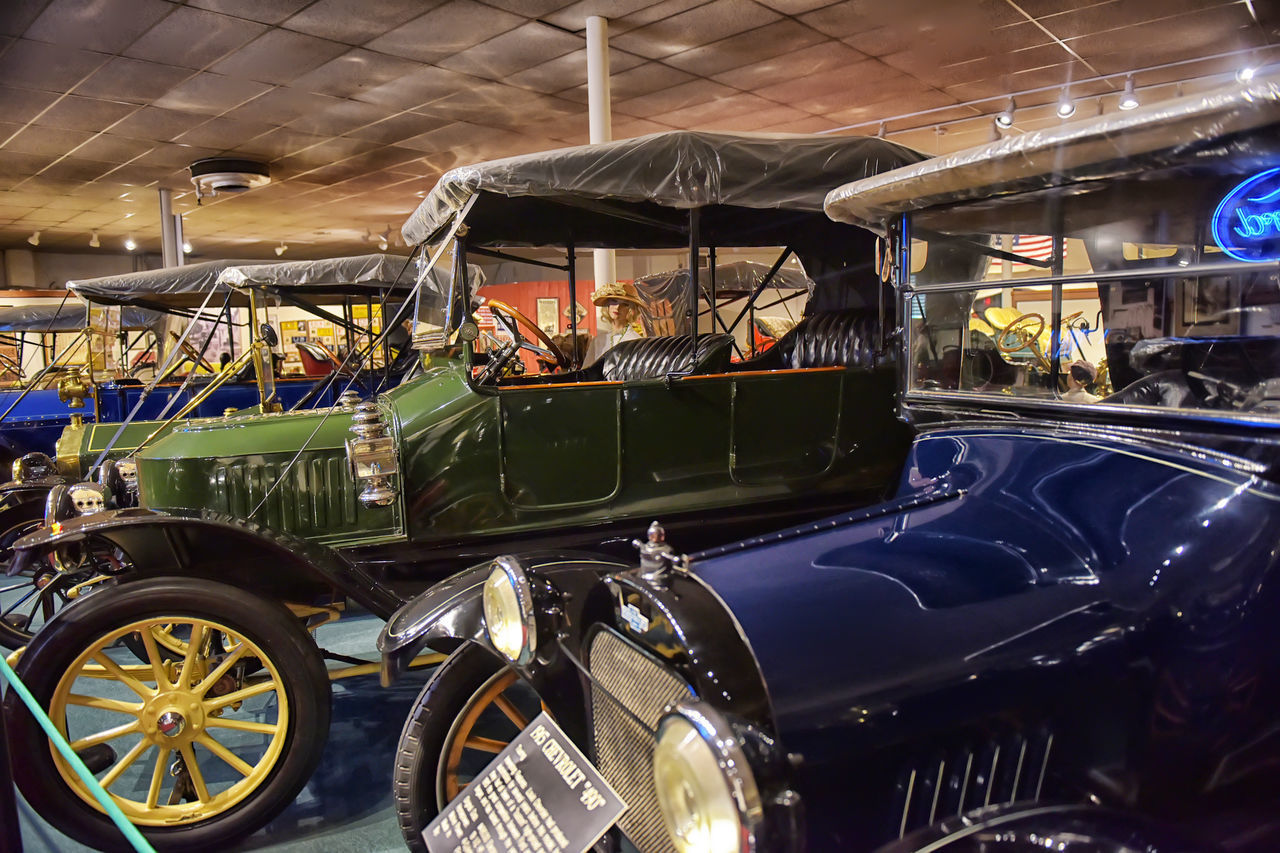 VIEW OF VINTAGE CAR