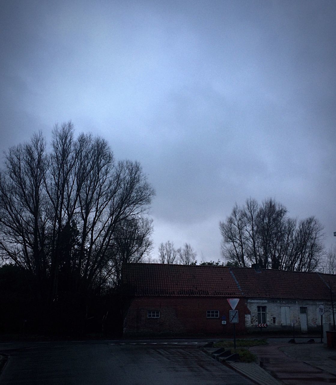 sky, tree, building exterior, built structure, no people, outdoors, architecture, nature, day