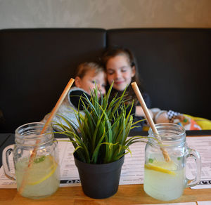 The child himself pours lemonade into a glass