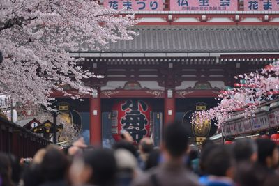 People against hozomon at asakusa kannon temple