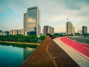 Pinheiros river and bike lanes.