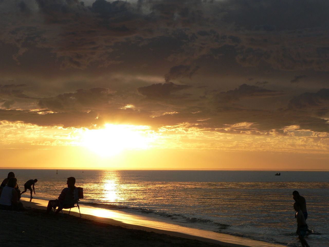 SILHOUETTE OF PEOPLE WALKING ON BEACH