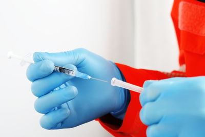 Covid vaccination syringe / hände halten eine injektionsspritze.