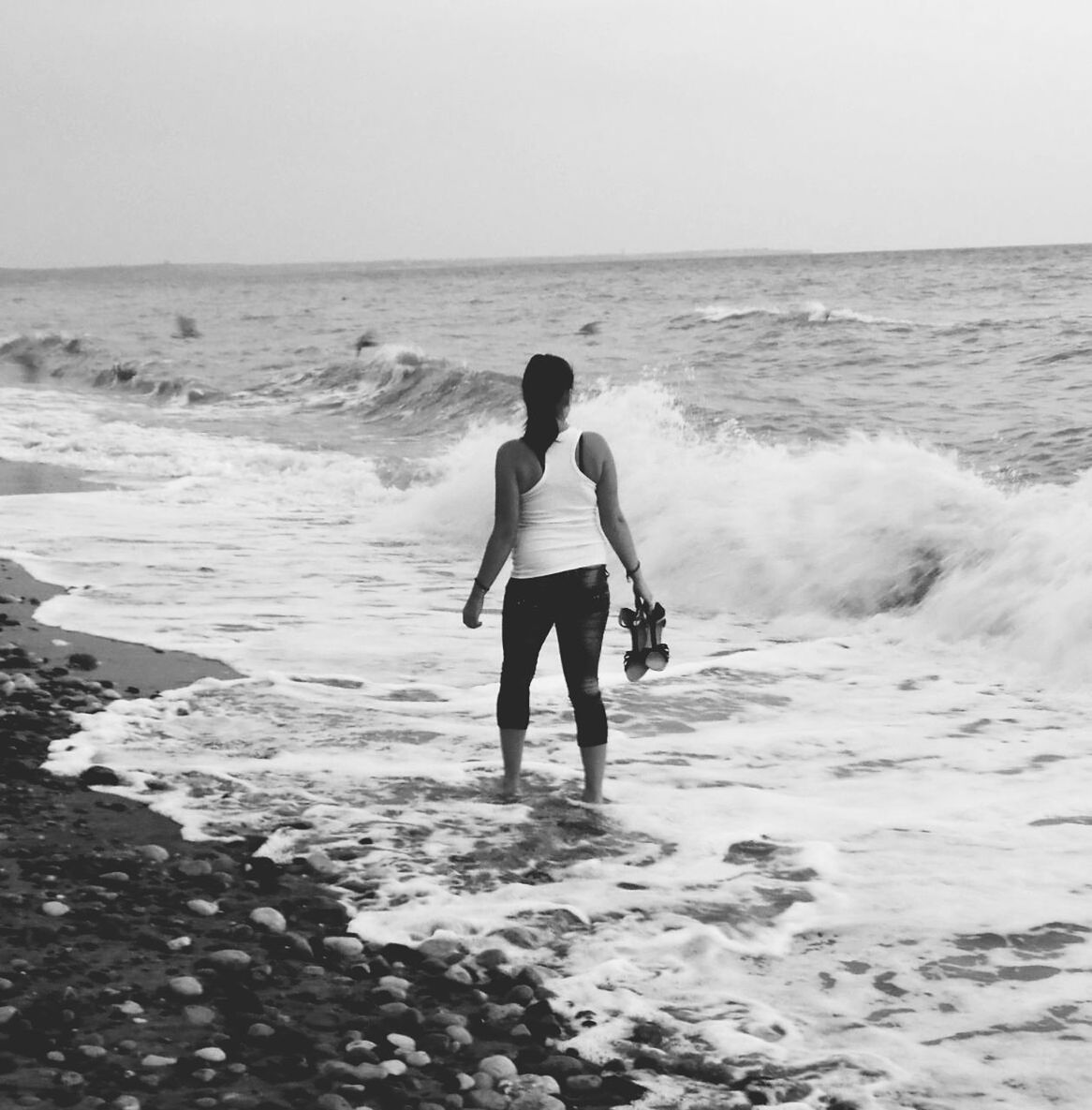 sea, horizon over water, beach, water, shore, wave, full length, clear sky, sand, rear view, leisure activity, surf, lifestyles, scenics, beauty in nature, nature, copy space, vacations