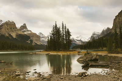 Maligne lake ii - canadian rockies, canada