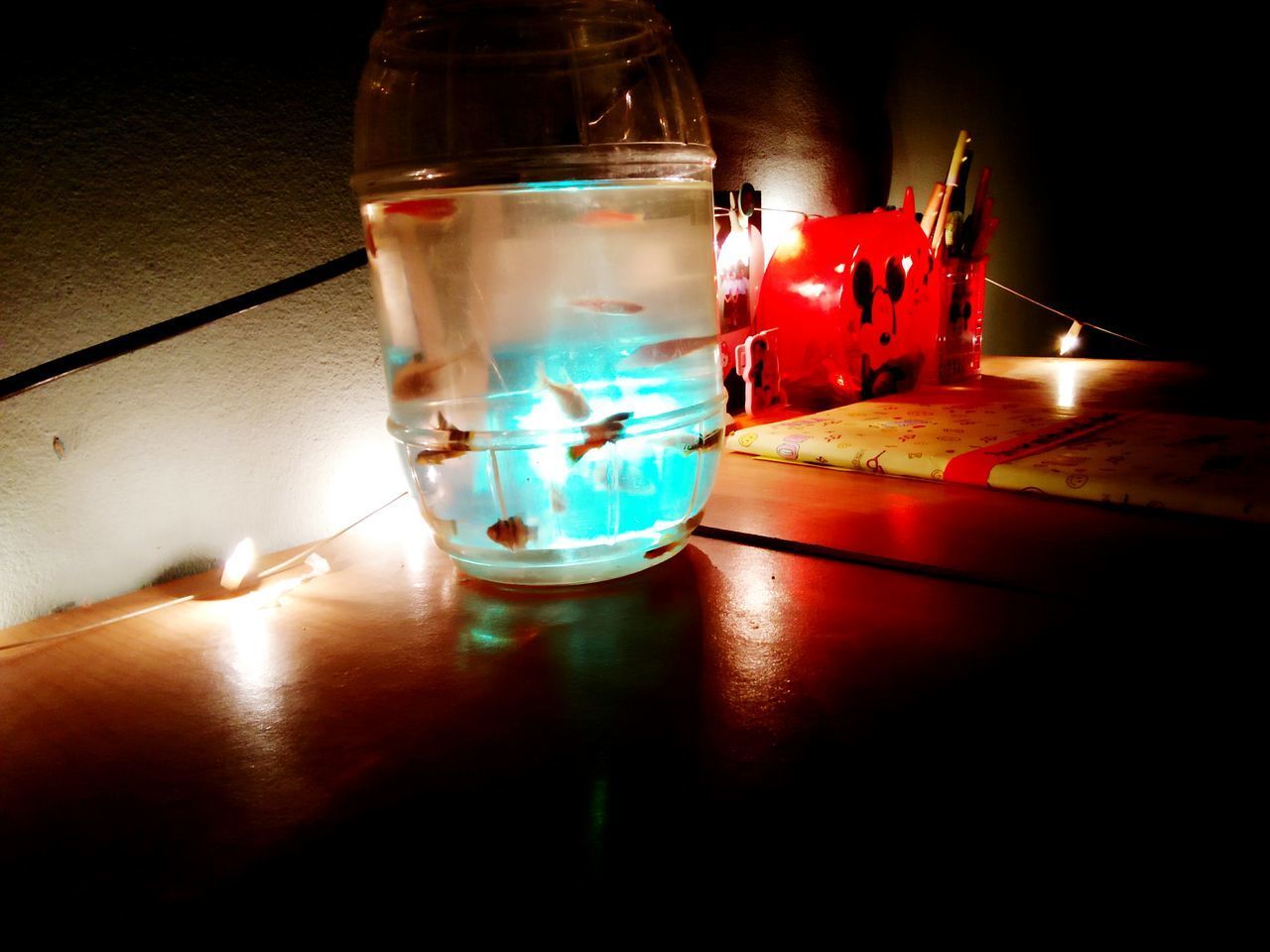 CLOSE-UP OF WINE GLASS ON TABLE