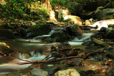 Water flowing through rocks in sea