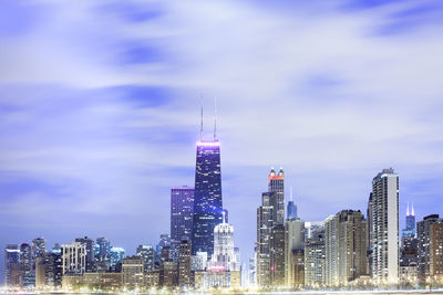 Skyline of downtown chicago at dusk in the waterfront of lake michigan, illinois, united states