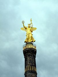 Statue of tower against sky