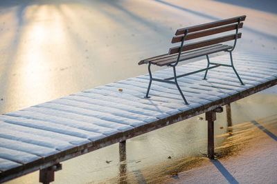 Bank auf einem steg im winter