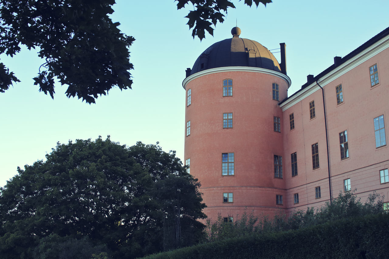 LOW ANGLE VIEW OF BUILDING AGAINST CLEAR SKY