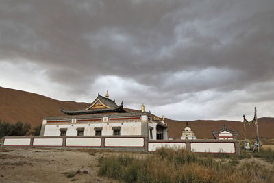 1109 badain jaran temple-white pagoda beside sumu jaran lake. badain jaran desert-nei mongol-china.
