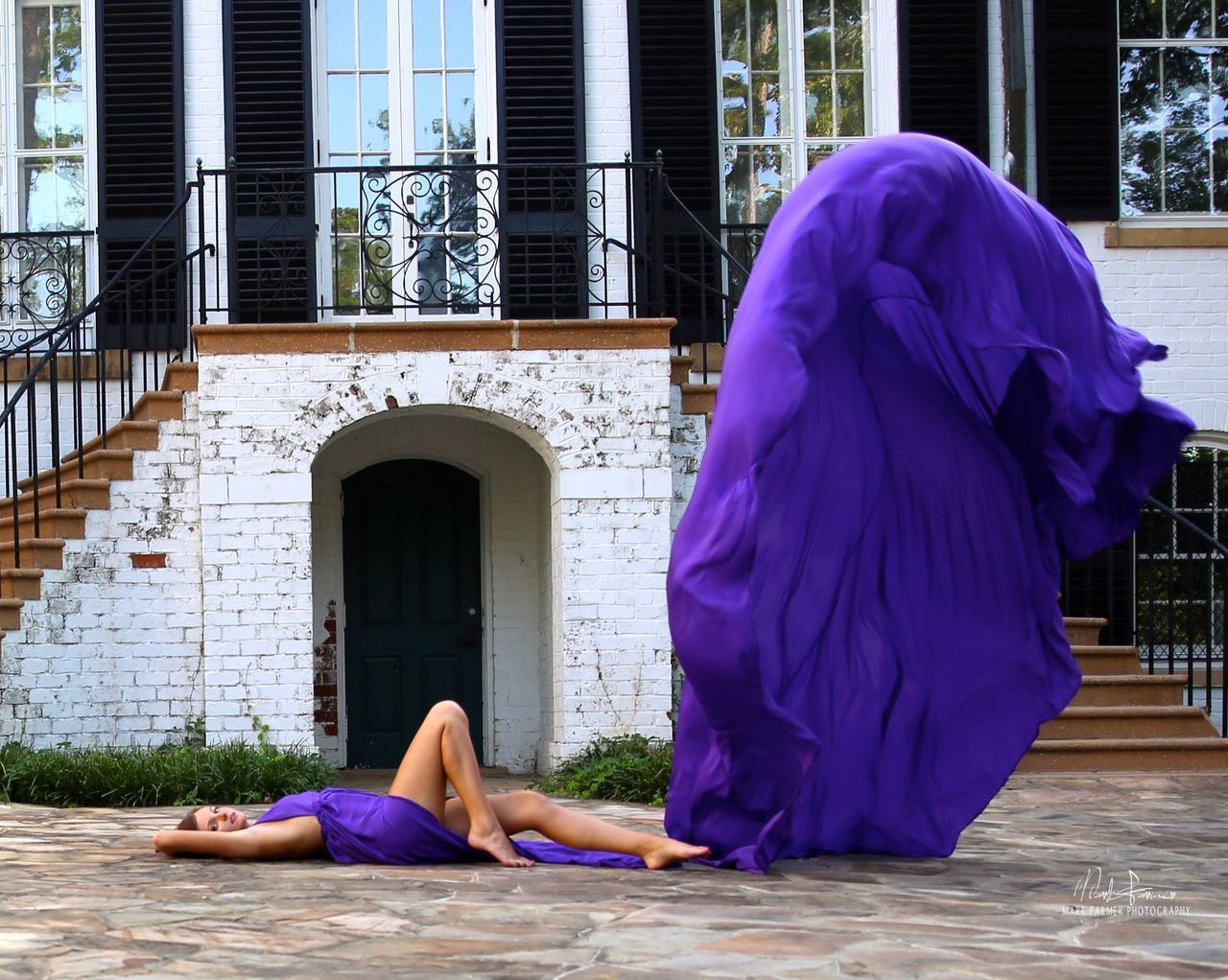 SIDE VIEW OF WOMAN AGAINST BUILDINGS