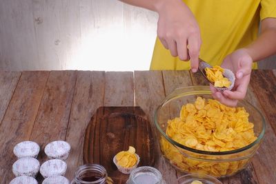 Midsection of woman preparing food on table