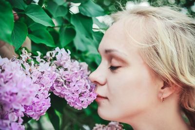 Close-up of beautiful young woman with flowers