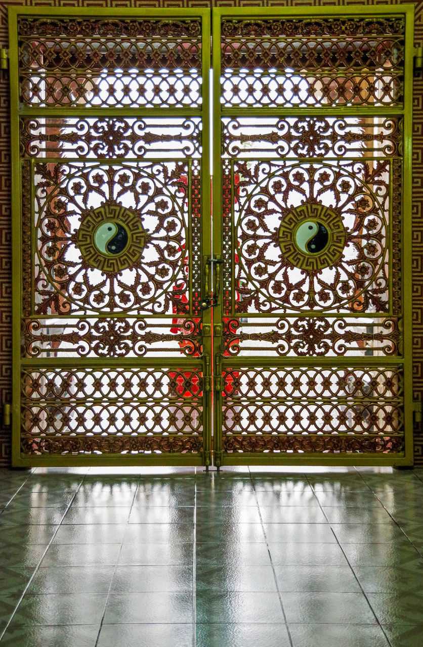 CLOSED DOOR OF ORNATE BUILDING