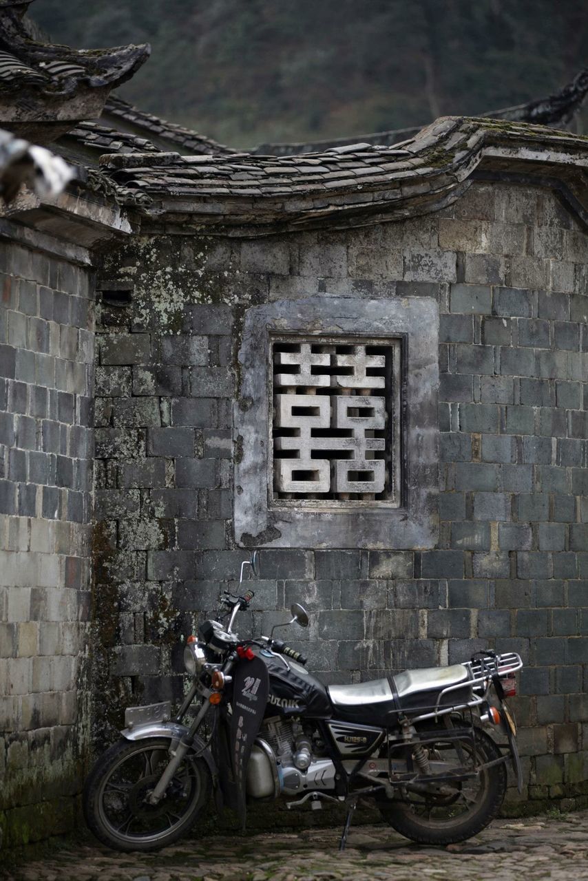 architecture, building exterior, built structure, bicycle, transportation, land vehicle, stationary, abandoned, brick wall, old, mode of transport, wall - building feature, house, parked, parking, window, obsolete, damaged, day, wall