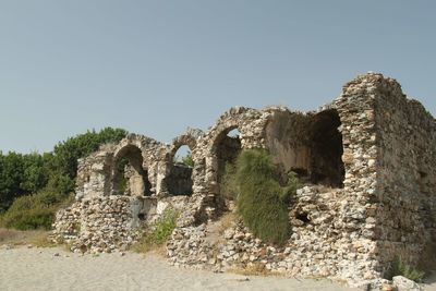 Old ruin building against sky