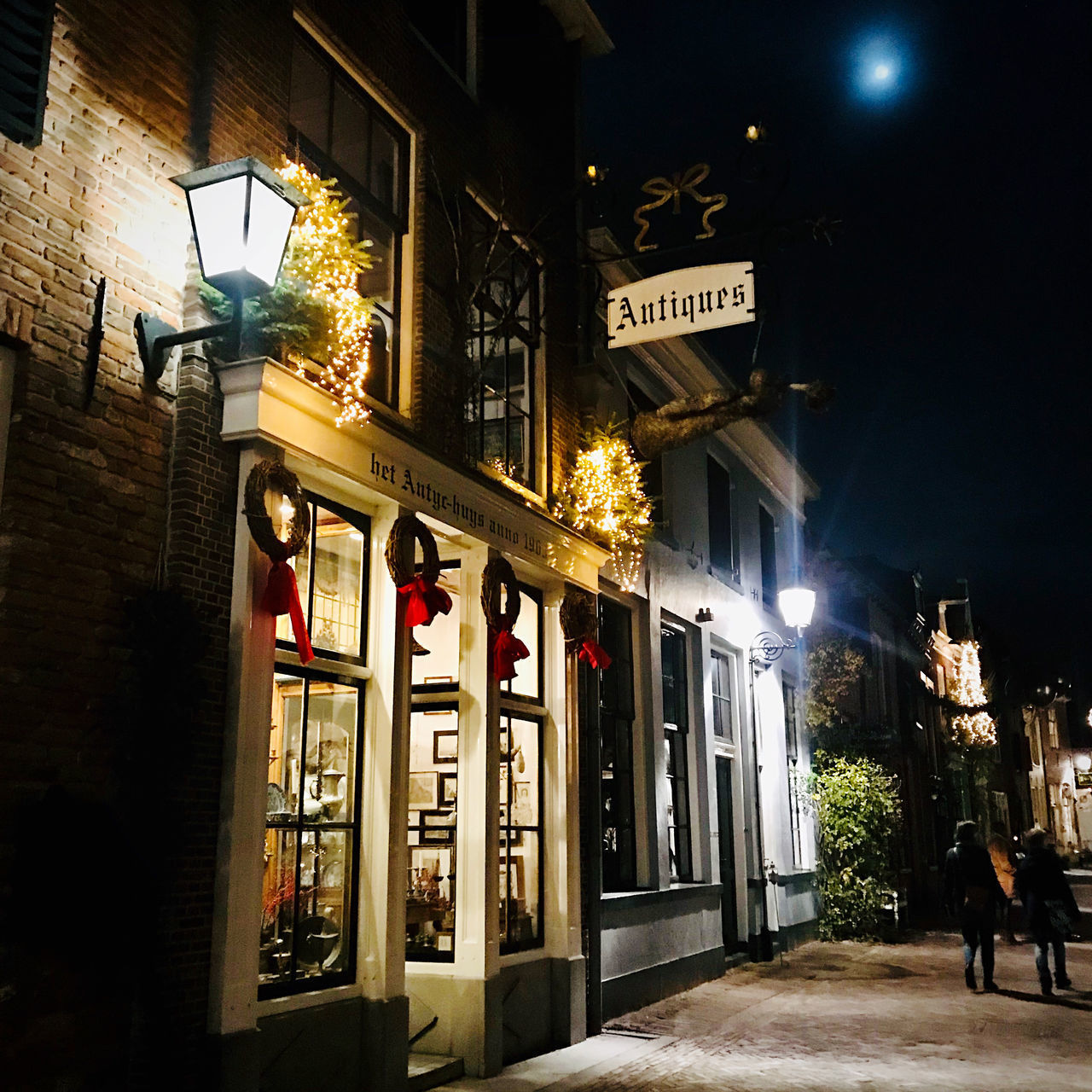 ILLUMINATED STREET LIGHT IN CITY