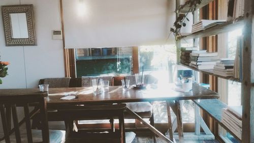 Table and chairs in room