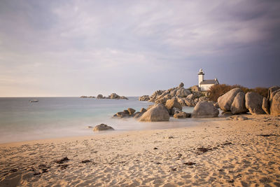 Sunset at pontusval lighthouse, brignogan-plage, côte des légendes, brittany, france