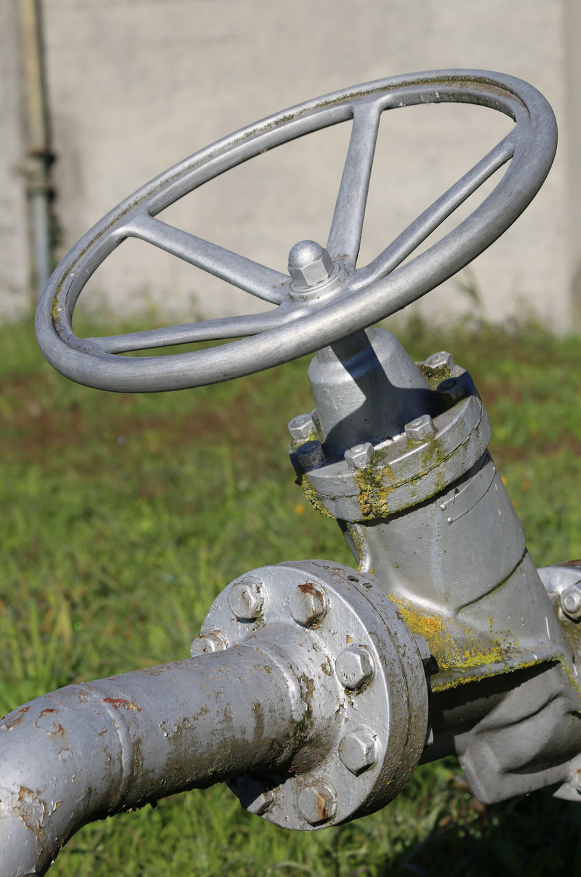 CLOSE-UP OF METAL CHAIN