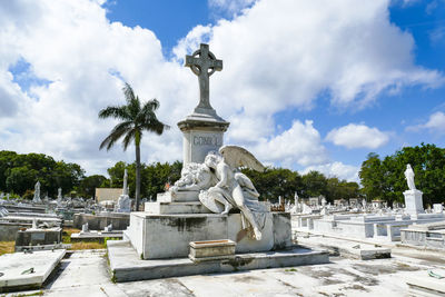 Statue against sky