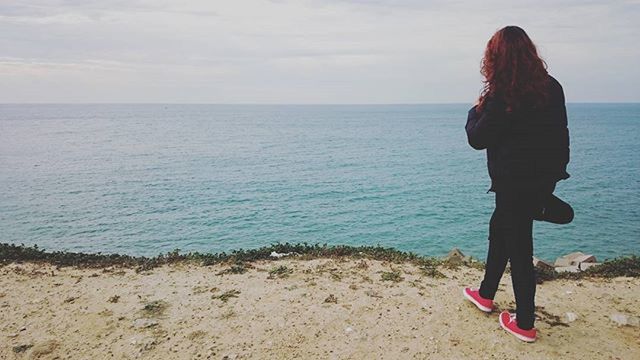 sea, horizon over water, water, beach, sky, shore, rear view, lifestyles, standing, leisure activity, full length, tranquil scene, tranquility, beauty in nature, scenics, person, nature, casual clothing