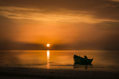 A small, sleepy yacht taking a nap on the shores of the turkmen port