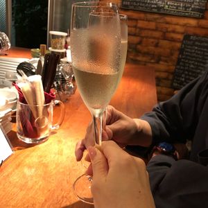 Midsection of man holding beer glass on table