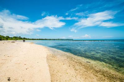 White sand, cristal clear of sea water an blue sky at semporna, sabah.