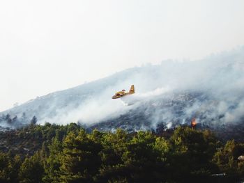 Smoke emoting from aircraft over mountain