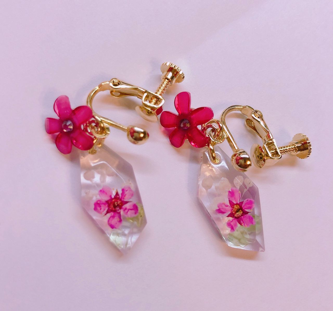 pink color, still life, studio shot, jewelry, indoors, no people, close-up, white background, fashion, high angle view, bracelet, gold colored, gemstone, wealth, art and craft, luxury, diamond - gemstone, flower, gold, cut out, personal accessory, purple, womenswear, pearl jewelry