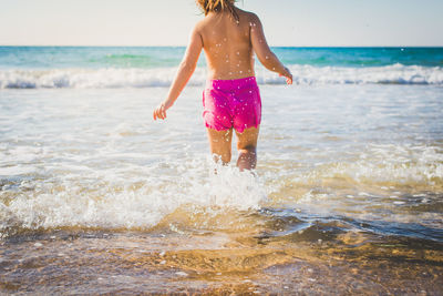 Waves splashing in sea