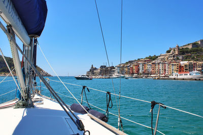 Veduta marina di portovenere dal bordo di una barca a vela.