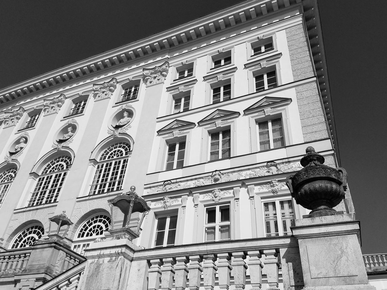 LOW ANGLE VIEW OF BUILDING AGAINST CLEAR SKY