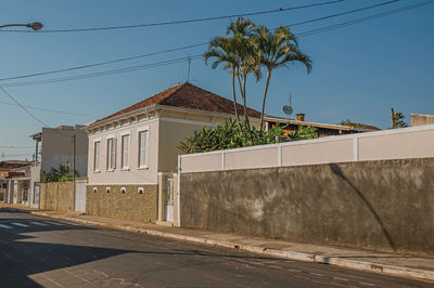 Working-class old house with wall in an empty street on a sunny day in são manuel, brazil.