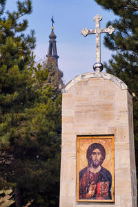 Statue of building and trees against sky