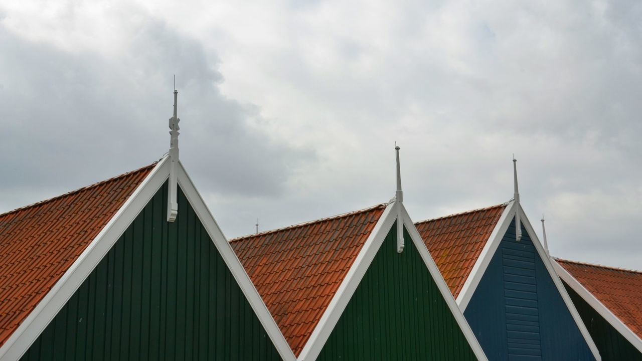 architecture, building exterior, built structure, low angle view, sky, roof, cloud - sky, high section, cloud, cloudy, window, day, house, residential structure, outdoors, roof tile, building, no people, architectural feature, city