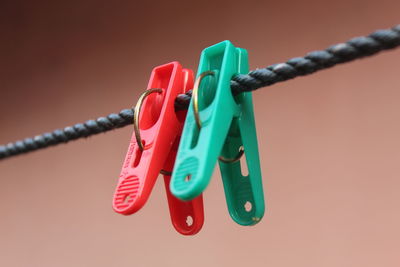 Selective focus, clothespins on a clothesline with a blur background.