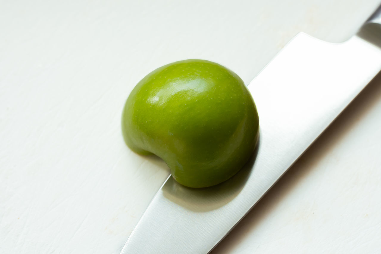 HIGH ANGLE VIEW OF FRESH GREEN FRUIT ON TABLE