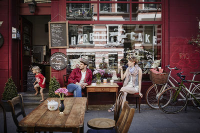 Germany, hamburg, st. pauli, couple sitting in cafe, drinking coffee