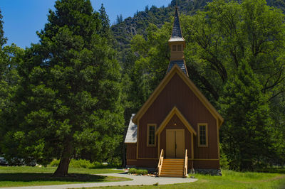 Yosemite valley chapel. yosemite valley, california. built structure in a park. 