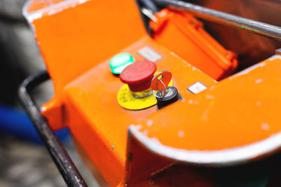 Emergency stop button with a key for fixing the position of an automated machine on a specialized