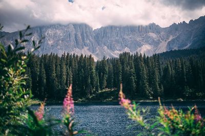 Panoramic view of lake and mountains against sky